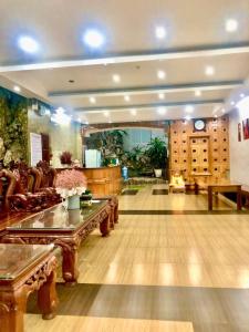 邦美蜀Hoàng Linh Hotel的客厅配有沙发和桌子