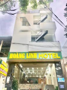 邦美蜀Hoàng Linh Hotel的建筑前有标志的酒店