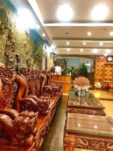 邦美蜀Hoàng Linh Hotel的一间大房间,配有沙发和一张桌子
