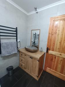 RecintoCasa con quincho y piscina privados的浴室设有水槽和镜子,位于柜台上