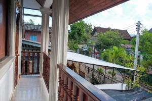 琅勃拉邦Villa Visay II的享有街道景色的房屋阳台