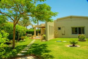沙姆沙伊赫Villa 19, Amwaj Oyoun Resort - Beach- AquaPark Free Access的草木庭院度假屋