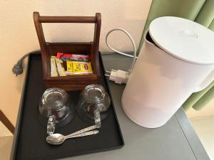 考索Painting Family Hostel的一张桌子,上面有台灯和一个带勺子的托盘