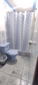 拉塔昆加Estefanyyyy的一间带卫生间和淋浴的浴室