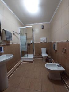 卡缅涅茨-波多利斯基Apart-hotel 24/7的一间带两个盥洗盆、淋浴和两个卫生间的浴室