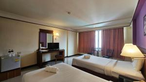 素攀武里松法布里酒店的酒店客房配有两张床和一张书桌