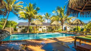 安加罗阿塔哈大酒店的棕榈树屋前的游泳池