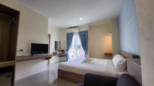 清迈98 Tower Chiang Mai的酒店客房设有床和窗户。