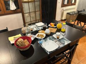 莫利纳塞卡Hostal Casa San Nicolas的一张带食物和一篮子食物的黑桌