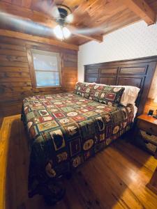 尤里卡斯普林斯Cozy Cabin at Bear Mountain Log Cabins的小屋内一间卧室,配有一张大床
