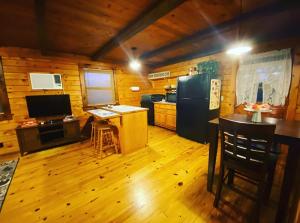 尤里卡斯普林斯Cozy Cabin at Bear Mountain Log Cabins的一间带冰箱和桌子的厨房