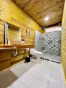 托卢Awa de Mar Playa的一间带卫生间和淋浴的浴室