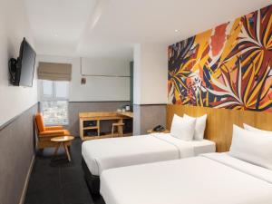 棉兰瑞士-贝林美丹酒店的酒店客房配有两张床和一张书桌