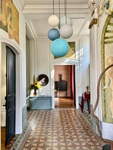 勒芒Le Henri IV的拥有蓝色和白色墙壁和天花板的走廊