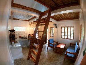 BarasL'Astrolabe - Tiny House的客厅位于房子内,设有螺旋楼梯