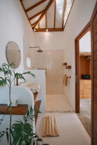 海神庙EHOA BALI Nyanyi Boutique Hotel的浴室设有白色水槽和镜子