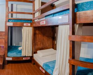PusokPublic House Hostel的房屋内设有一间带两张双层床的卧室