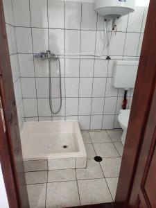 多亚马伊Casa Ellamy的带淋浴和卫生间的浴室。