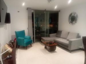 塔里哈ALTOS DEL GUADALQUIVIR的客厅配有沙发和椅子