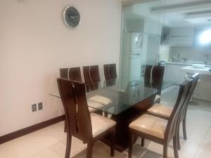 塔里哈ALTOS DEL GUADALQUIVIR的一间设有玻璃桌和椅子的用餐室