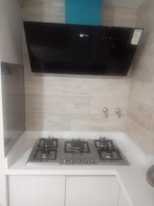 塔里哈ALTOS DEL GUADALQUIVIR的厨房配有炉灶,上面配有电视。