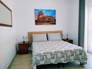 菲乌米奇诺un passo dal mare的卧室配有一张床,墙上挂着一幅画