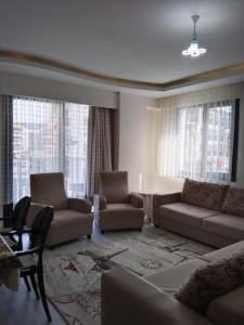 库萨达斯Selver's house的带沙发、椅子和窗户的客厅