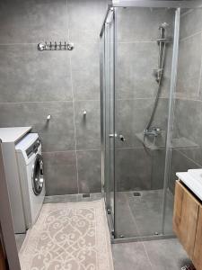 库萨达斯Selver's house的带淋浴和洗衣机的浴室