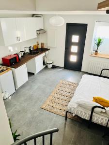 Tiny house 4 min drive to Cdg airport的厨房或小厨房