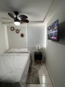 特古西加尔巴Modern Condo in Ecovivienda的一间卧室配有一张床和吊扇