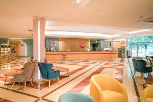 阿尔贝纳Calimera Ralitsa Superior Hotel - Ultra All Inclusive plus Aquapark的大楼内带桌椅的大堂