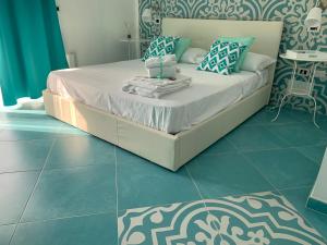 卡斯泰诺福奇伦托B&B Relais sul Siroto的一间卧室配有一张带蓝色和白色枕头的床