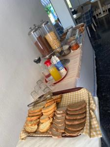 卡梅纳维洛拉德利斯酒店的一张桌子,上面放着一盘面包和烤面包