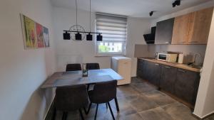 里耶卡QR Apartment for Family, Couples, and Friends stay in Rijeka的厨房配有桌椅