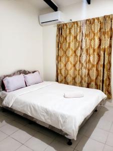 NausoriMohans Apartments的卧室配有带窗帘的白色床