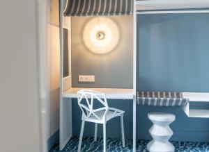 勒图凯-巴黎普拉日Ibis Styles Le Touquet的一间带白色椅子和书桌的浴室