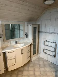 萨普斯堡Kirkegata 7的一间带水槽和镜子的浴室