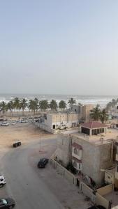 塞拉莱Fully Furnished 2bedroom apartment, Salalah, Oman的海滩旁的停车场,可停放汽车