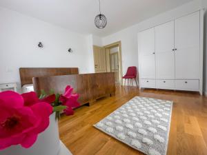 托尔明Hiša Magnolija的客厅配有沙发和鲜花花瓶