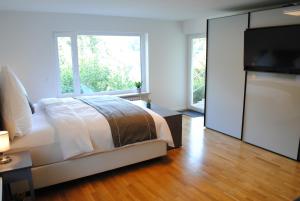 巴登韦勒FeWo-Hochblauen的一间卧室设有一张床和一个大窗户
