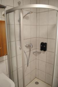 巴登韦勒FeWo-Hochblauen的浴室里设有玻璃门淋浴