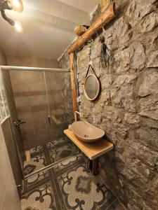 Chateau Orman的石质浴室设有水槽和淋浴。