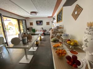 圣维托罗卡波RIAD Comfort Rooms的长桌满水果和蔬菜的房间