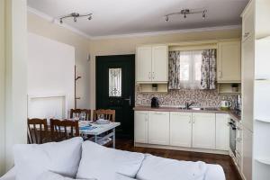 阿查拉维Villa Nona的带沙发的客厅和带桌子的厨房