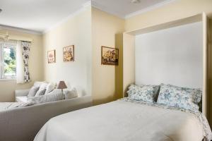 阿查拉维Villa Nona的一间卧室配有一张床、一张沙发和一个窗口