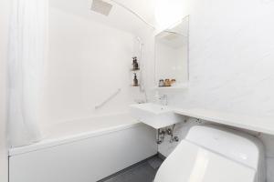 札幌The knot Sapporo - Vacation STAY 96374v的白色的浴室设有水槽和镜子