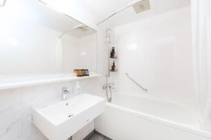 札幌The knot Sapporo - Vacation STAY 96529v的白色的浴室设有水槽和淋浴。