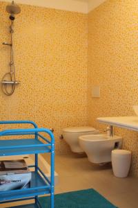 弗卡诺Il Caimano bed & breakfast的浴室设有2个水槽和2个卫生间