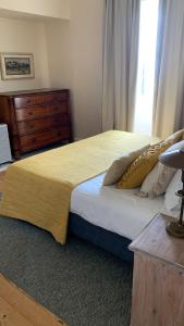 卡列塔葡萄园农场酒店的一间卧室配有带梳妆台和窗户的床。