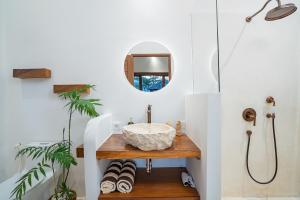 海神庙EHOA BALI Nyanyi Boutique Hotel的一间带水槽和镜子的浴室